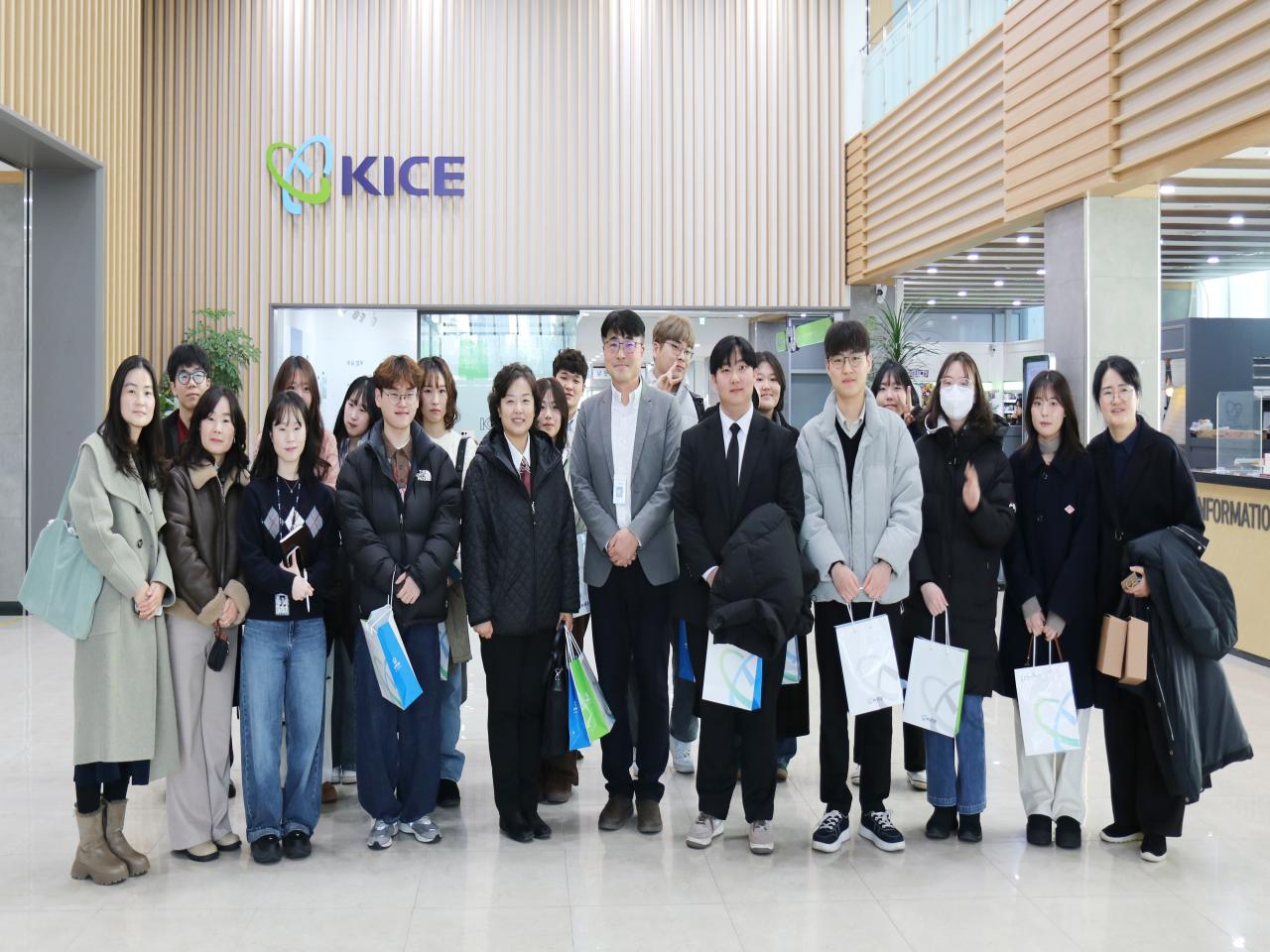 한국교원대 학부생, 교육 분야 진로 탐색 관련 썸네일 이미지