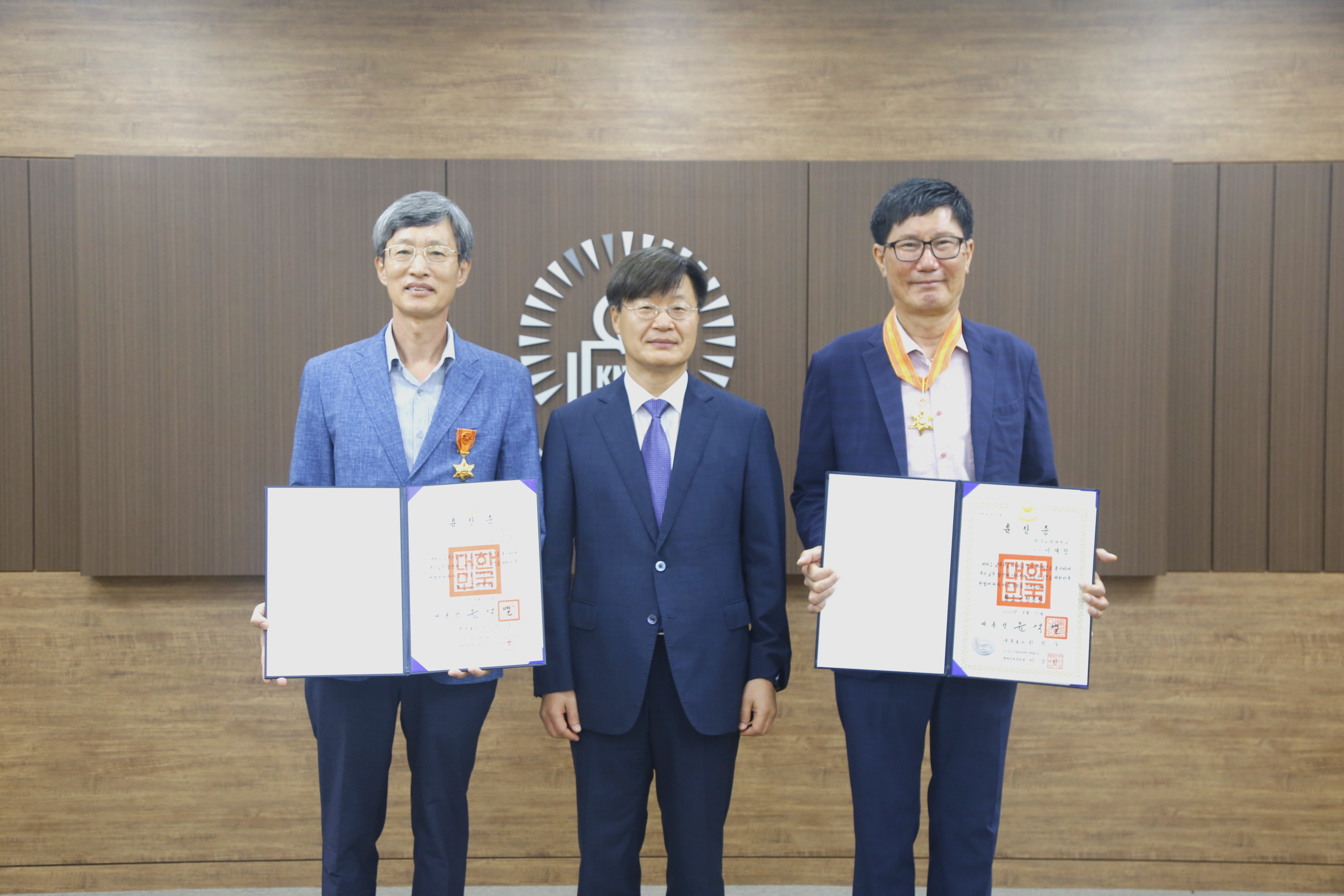 2023.9.5. 대통령 훈장 수여식 등록사진 0번째 이미지 (대체텍스트 : 단체사진) - 자세한 사항은 하단 글 내용 참조