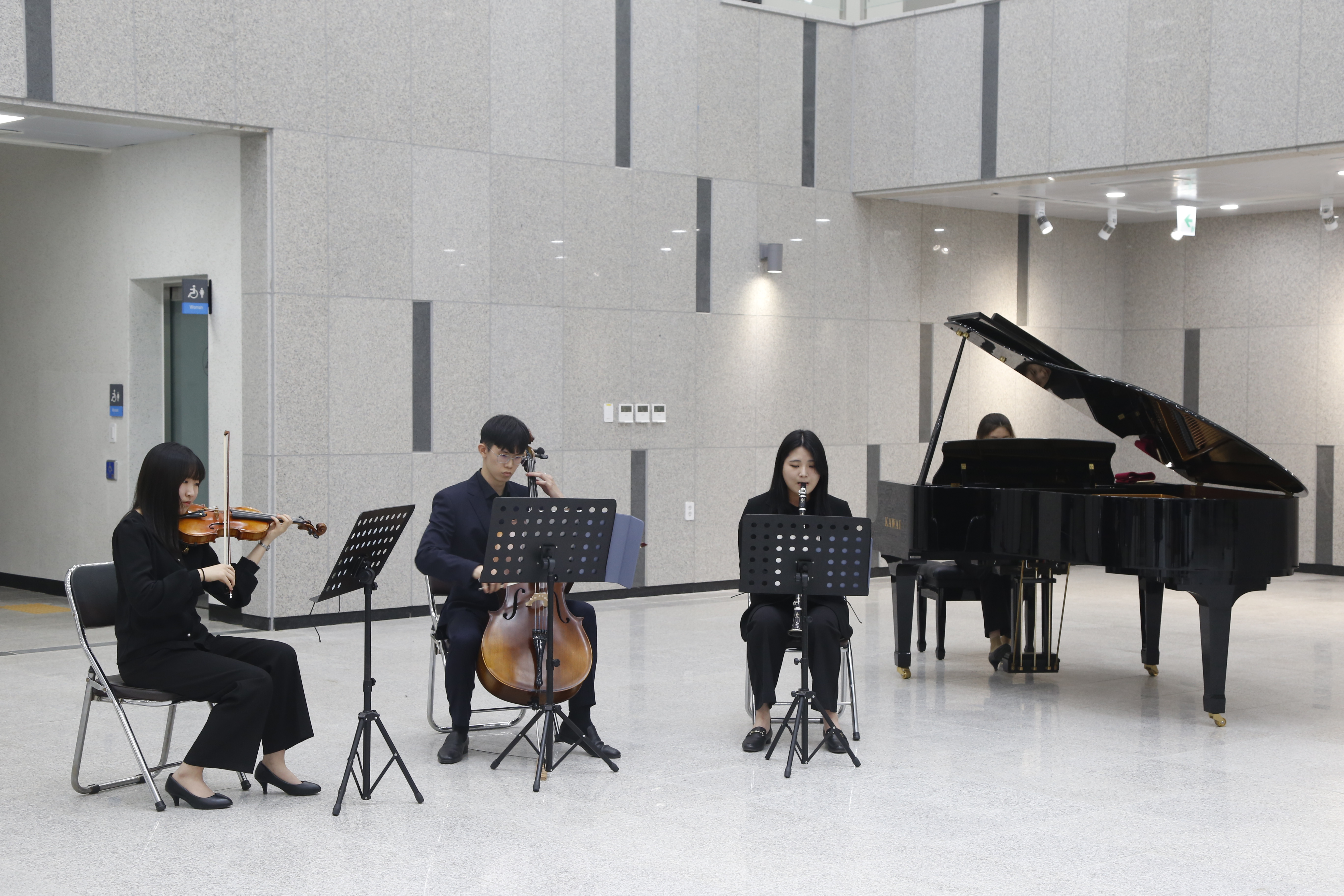 2023.4.4. 구도서관 개관식 등록사진 4번째 이미지 (대체텍스트 : 공연중인 관현악 동아리 부원 일동) - 자세한 사항은 하단 글 내용 참조