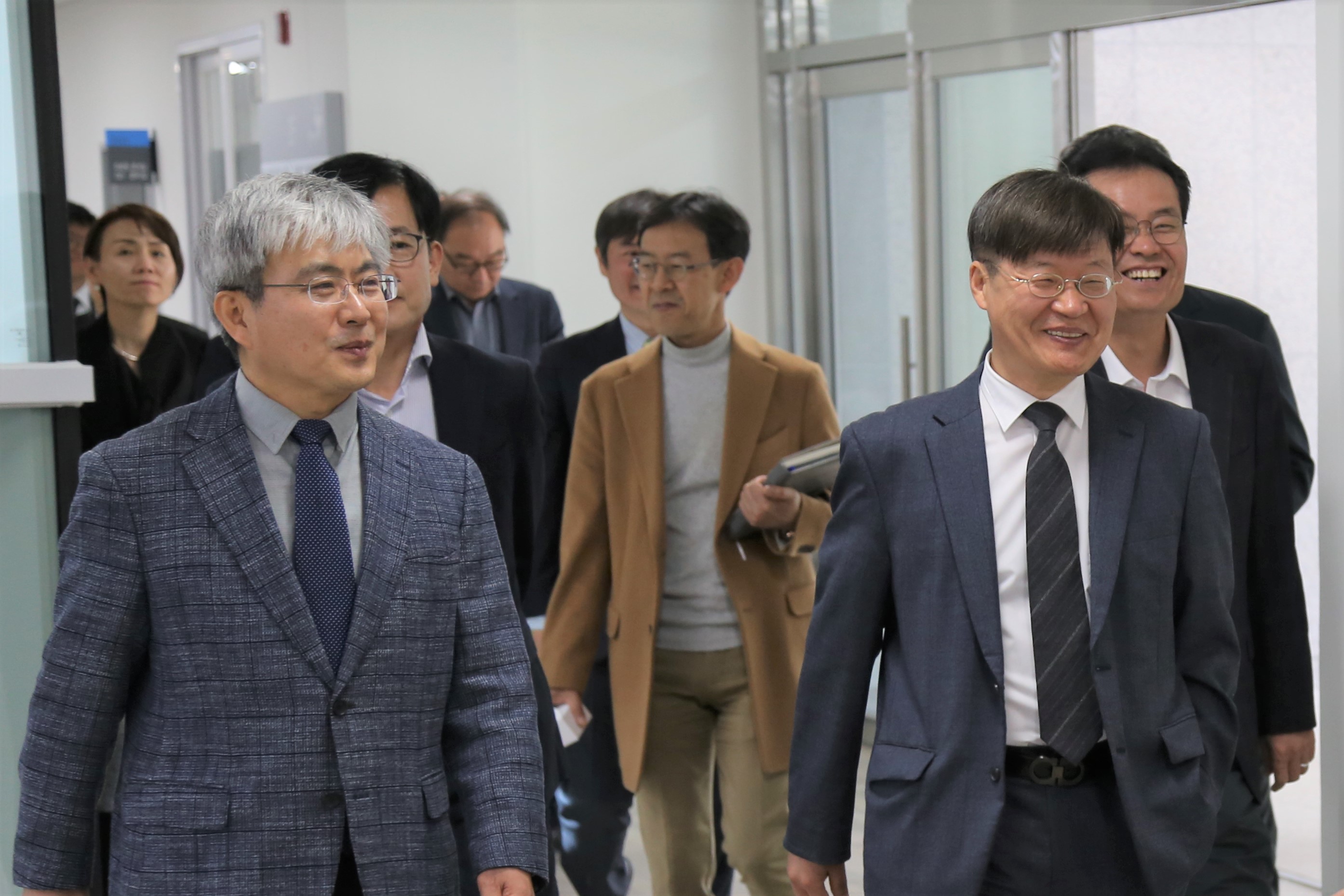 2023.4.4. 구도서관 개관식 등록사진 7번째 이미지 (대체텍스트 : 구도서관 내부 시설 관람 ) - 자세한 사항은 하단 글 내용 참조