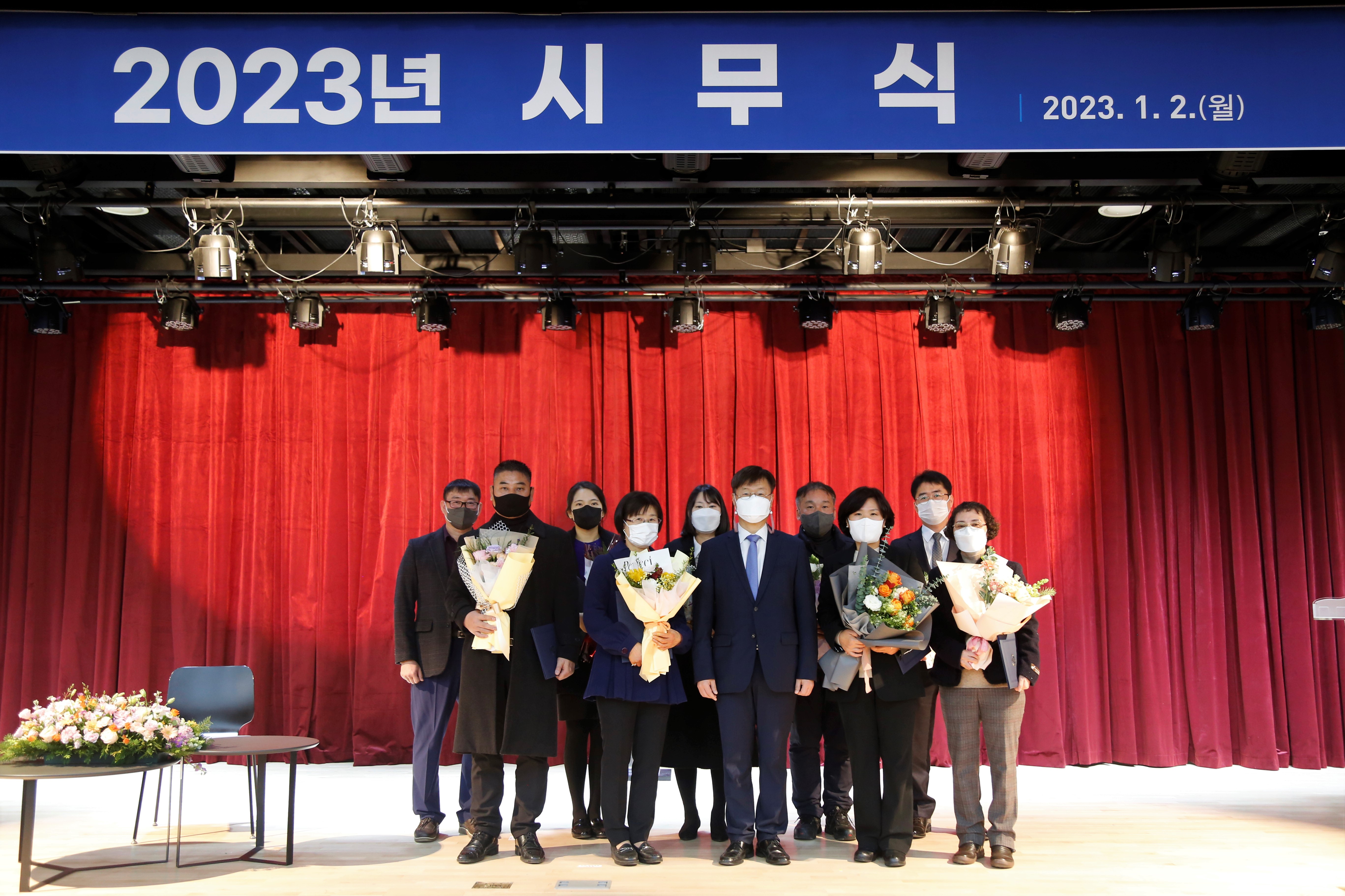 2023.1.2. 2023년도 시무식 등록사진 4번째 이미지 (대체텍스트 : 교직원 상장 수여식 사진3) - 자세한 사항은 하단 글 내용 참조