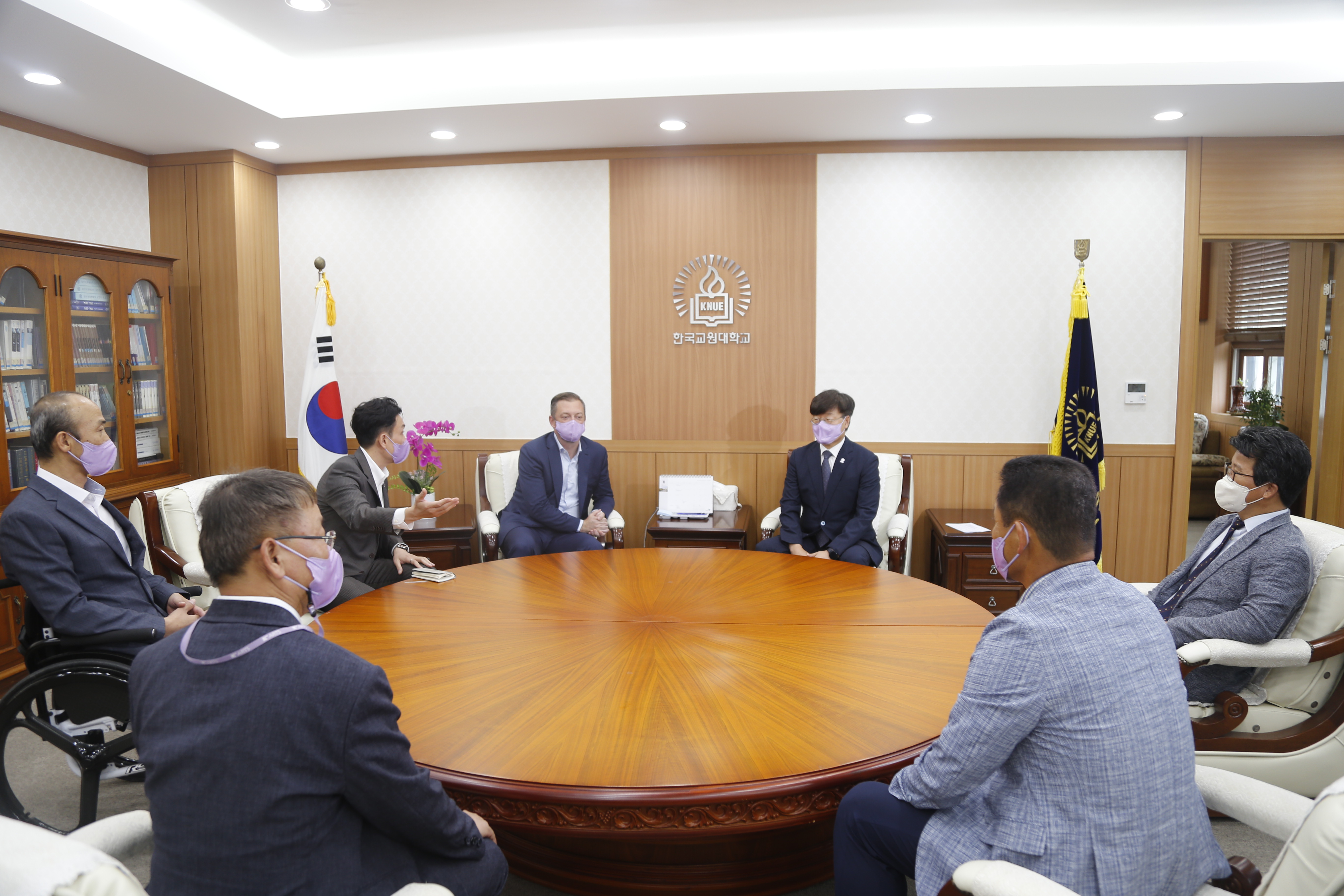 2022.8.19. IPC 위원장, 대한장애인체육회장 본교 방문 등록사진 1번째 이미지 (대체텍스트 : 논의중인 참석자 일동) - 자세한 사항은 하단 글 내용 참조