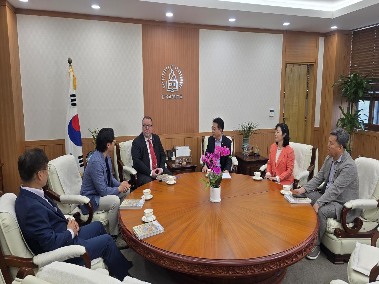 [20250529] 한국교원대학교 차우규 총장, 스웨덴 5선 국회의원 올레 토럴 및 이태석 재단 관계자와 차담회 진행 관련 썸네일 이미지