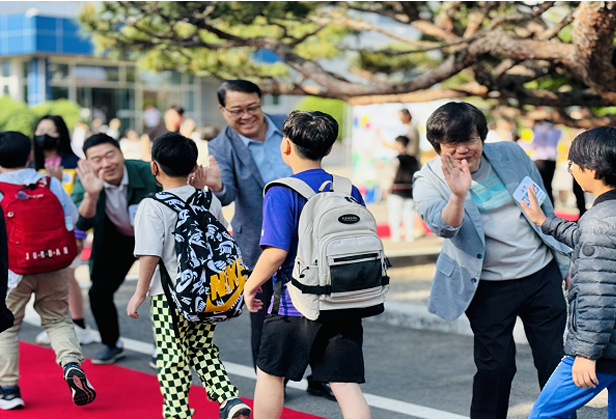 등굣길 하이파이브