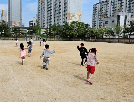 늘봄학교 프로그램에 참여하고 있는 학생들