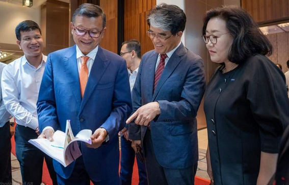 ICT 교과서 전달식에서 교과서 설명하는 모습